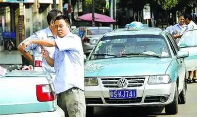 广州的哥挥刀自割痔疮 医